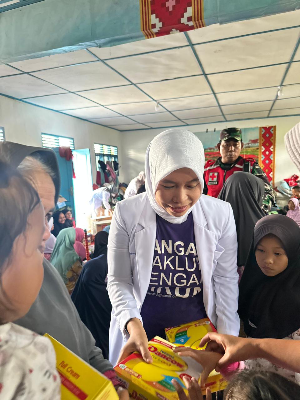 Kabupaten Madina - Penyerahan bantuan logistik berupa makanan, air mineral, dan obat-obatan