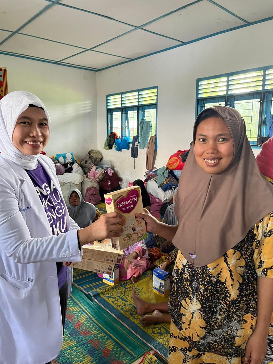 Kabupaten Madina - Penyerahan bantuan logistik berupa makanan, air mineral, dan obat-obatan