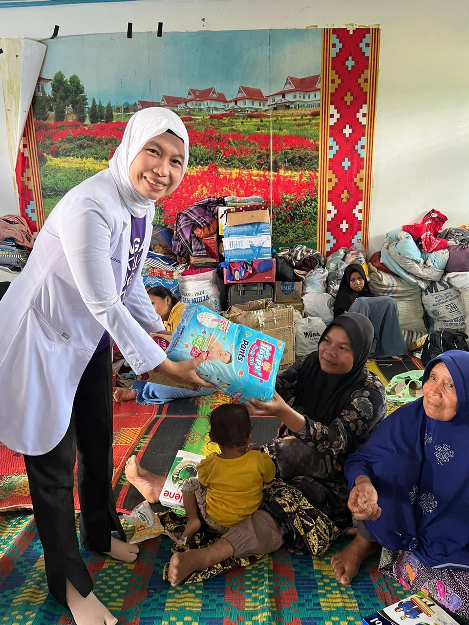 Kabupaten Madina - Penyerahan bantuan logistik berupa makanan, air mineral, dan obat-obatan
