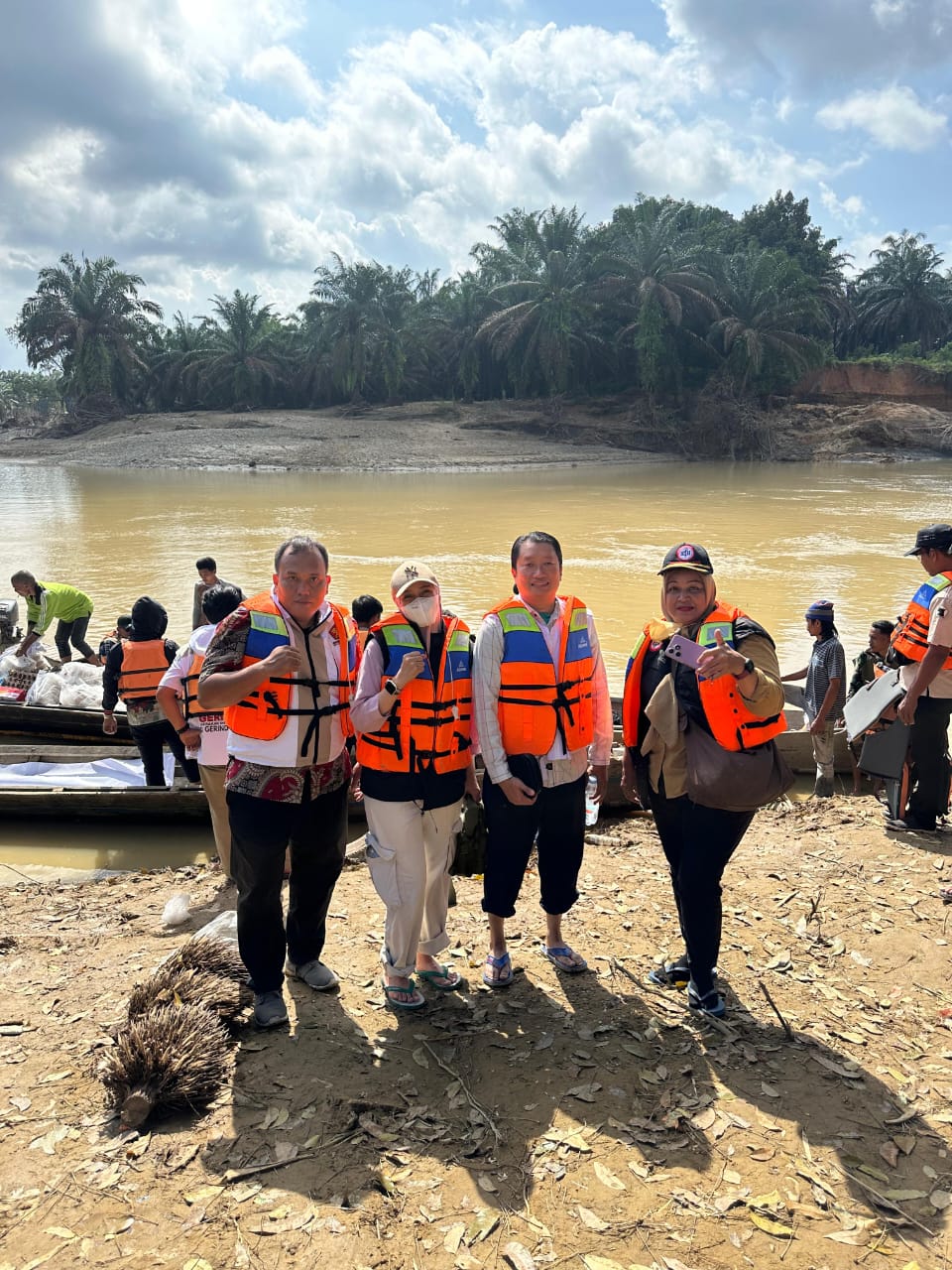 Kabupaten Madina - Penyerahan bantuan logistik berupa makanan, air mineral, dan obat-obatan