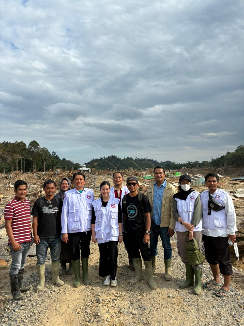 Kabupaten Madina - Penyerahan bantuan logistik berupa makanan, air mineral, dan obat-obatan