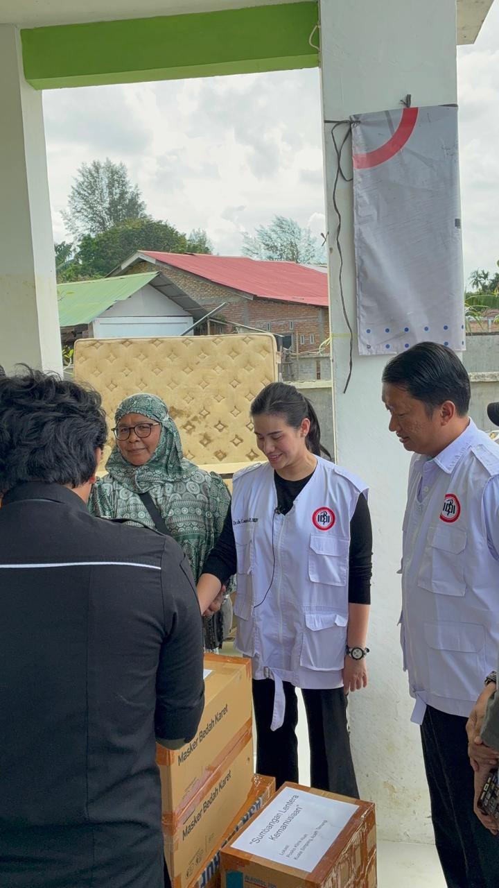 Kabupaten Madina - Penyerahan bantuan logistik berupa makanan, air mineral, dan obat-obatan