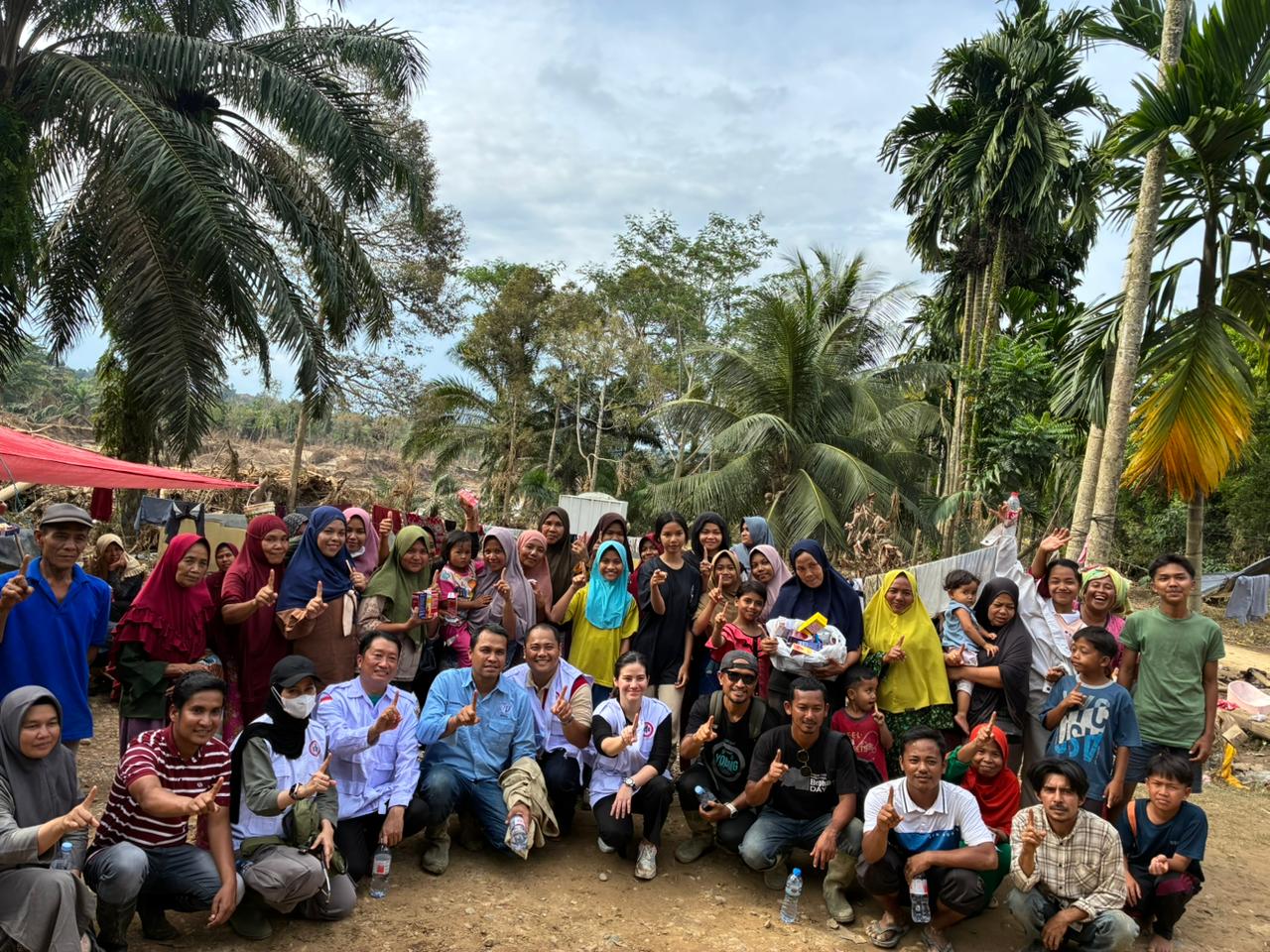 Kabupaten Madina - Penyerahan bantuan logistik berupa makanan, air mineral, dan obat-obatan
