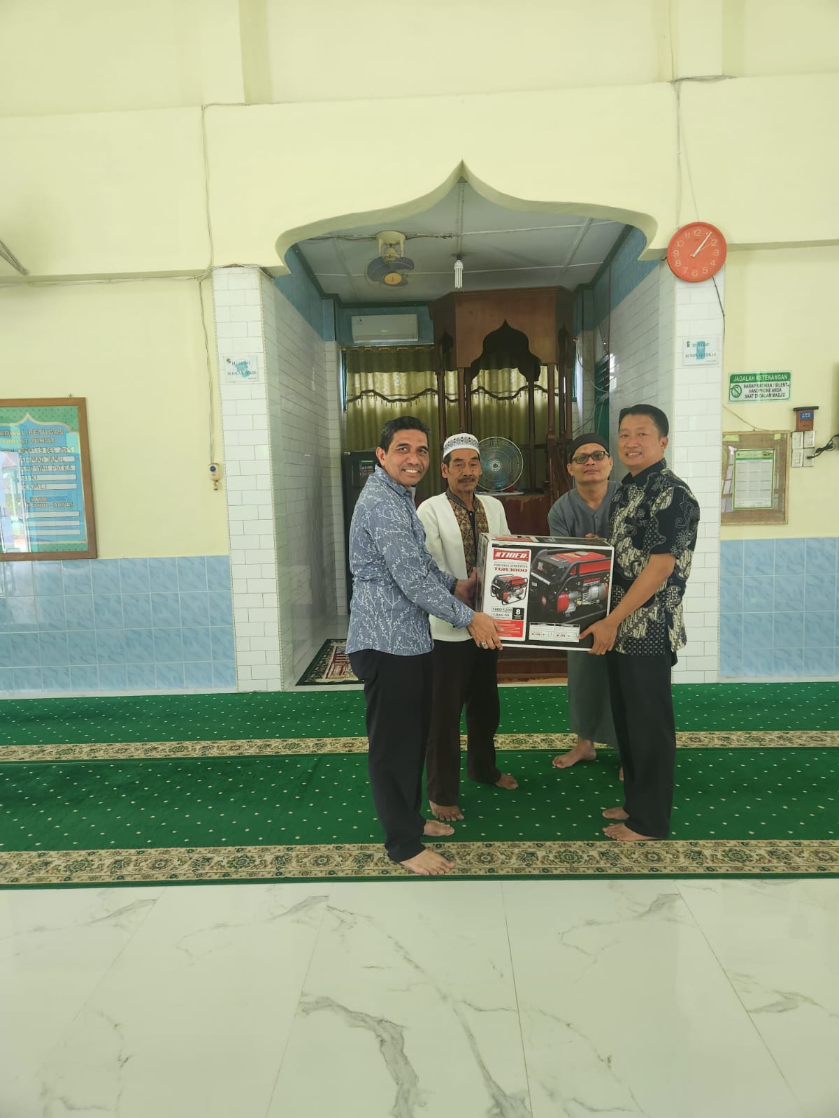 Kabupaten Madina - Penyerahan bantuan logistik berupa makanan, air mineral, dan obat-obatan