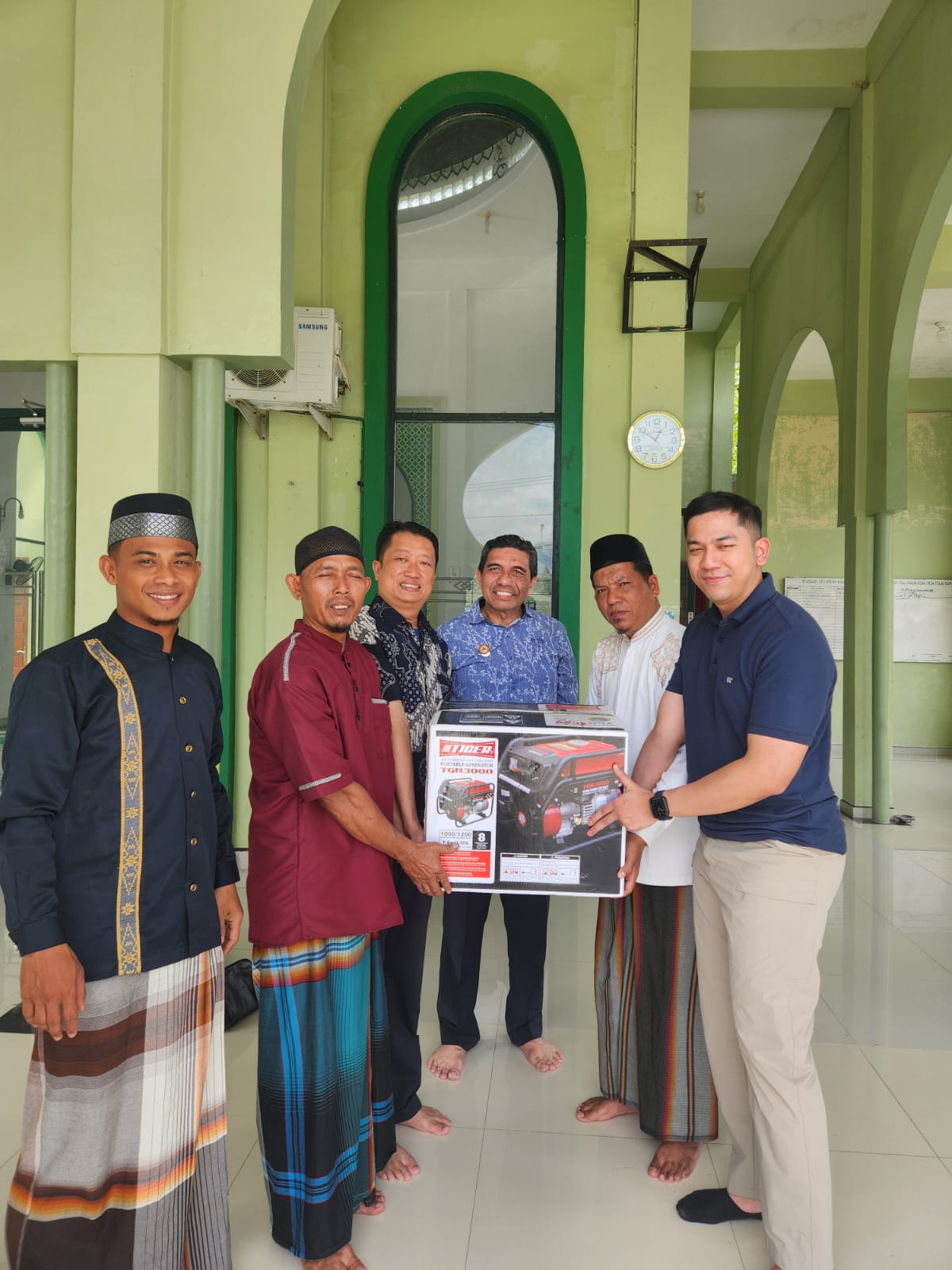 Langkat - Penyerahanan genset ke Mesjid dan Pesantren tempat pengungsian warga