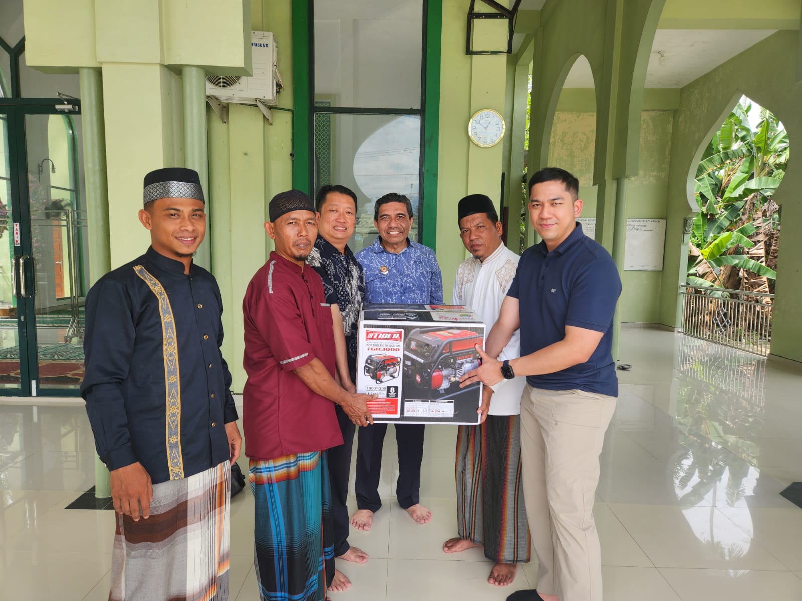 Langkat - Penyerahanan genset ke Mesjid dan Pesantren tempat pengungsian warga