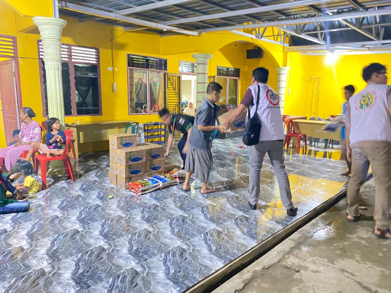 Sibolga - Posko Kesehatan, bantuan logistik, 1000 pcs pakaian baru, perlengkapan mandi